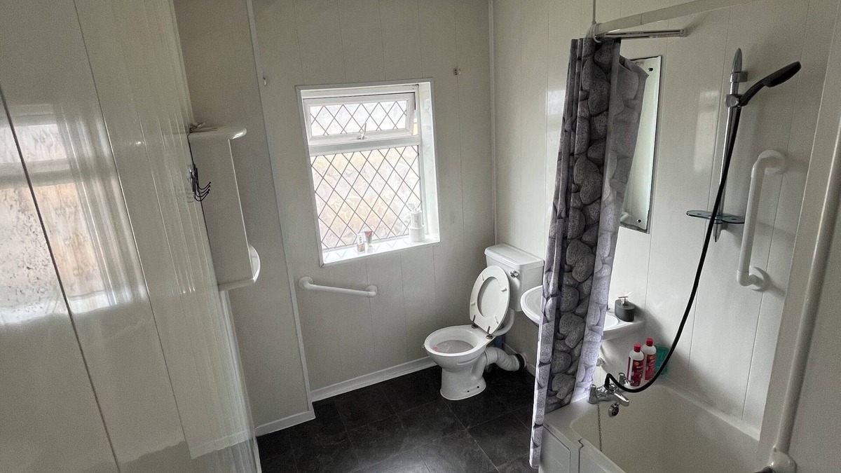 Oldham House | 3 bedroom house in a family neighbourhood, suitable for work commute