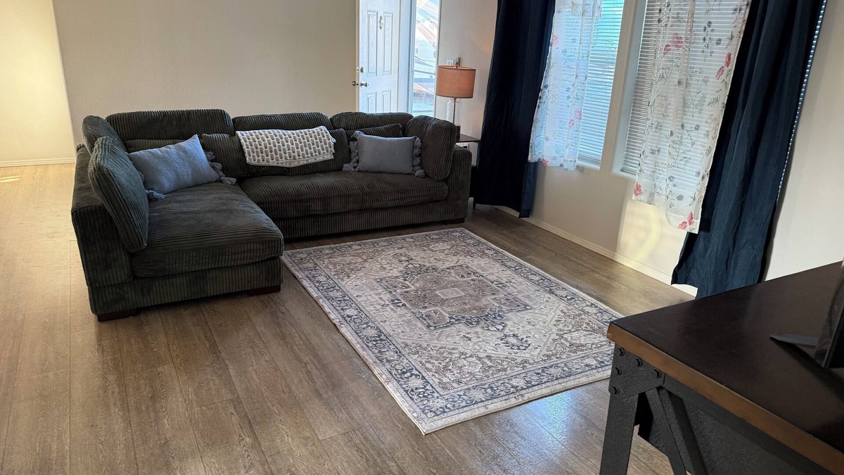 Banta House | 3-bedroom house in beautiful Tracy with WiFi, 75 inch tv, AC. Farm life