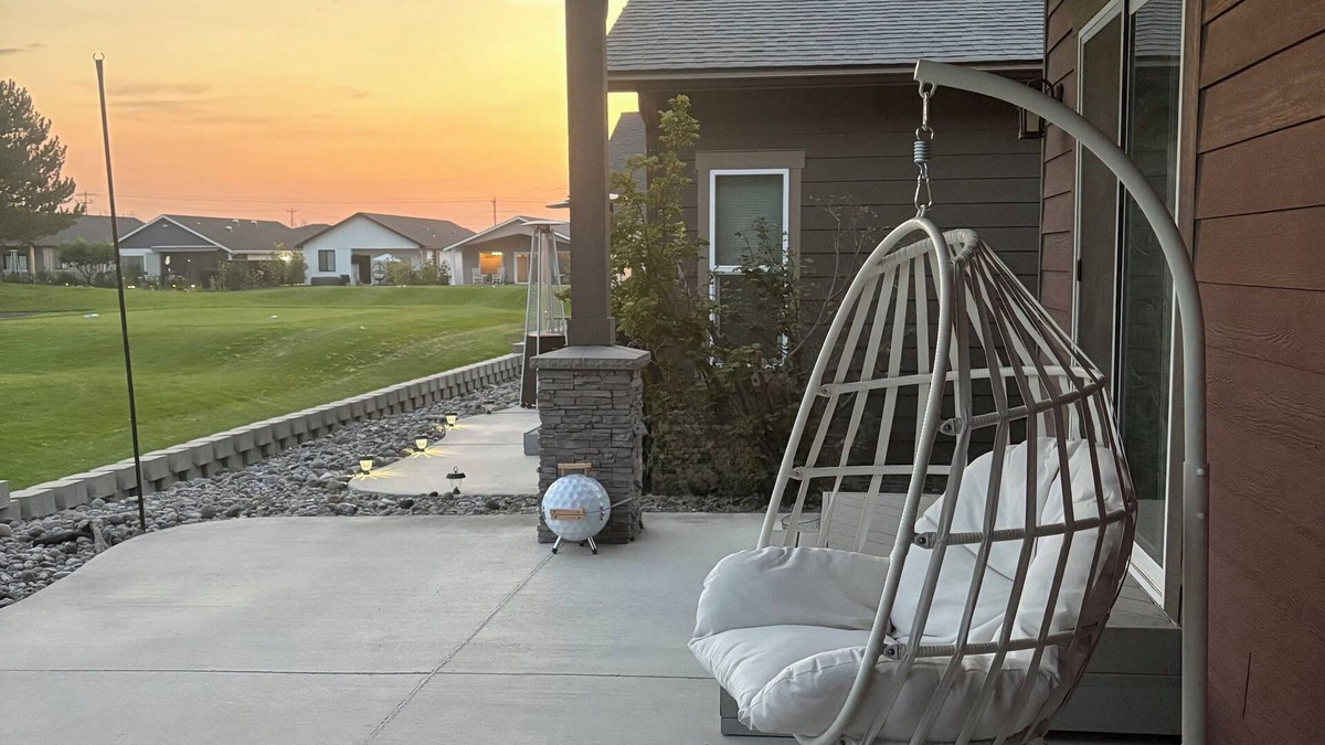 Stratford House | 3-bedroom house in charming Moses Lake with AC, fitness room, WiFi
