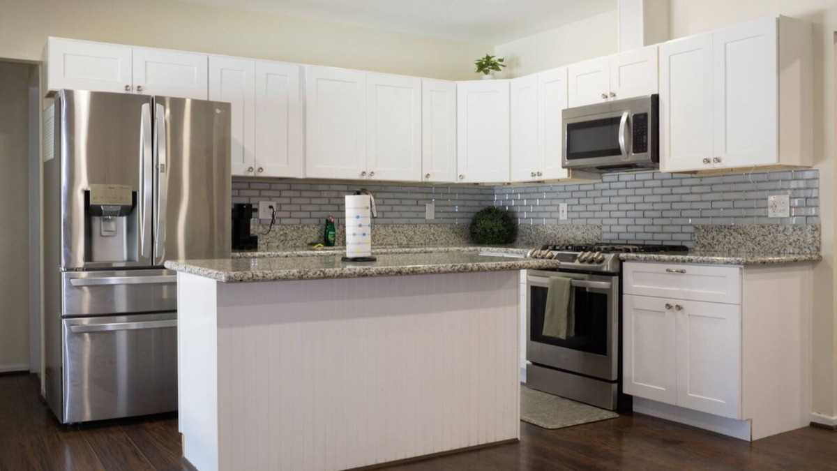 Arlington House | 3-bedroom house in charming Riverside with AC & Pool near CBU, Parkview & 91 fwy