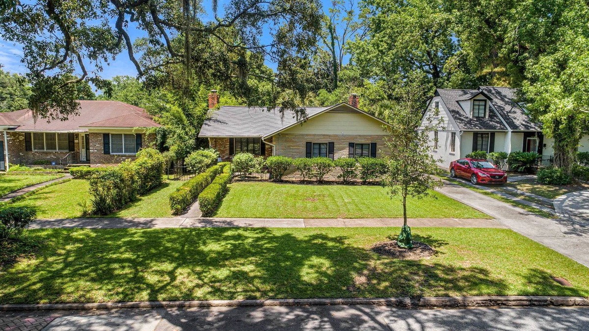 Midtown House | 3-bedroom house in charming Savannah, AC, heated Pool, min. from Forsyth Park .