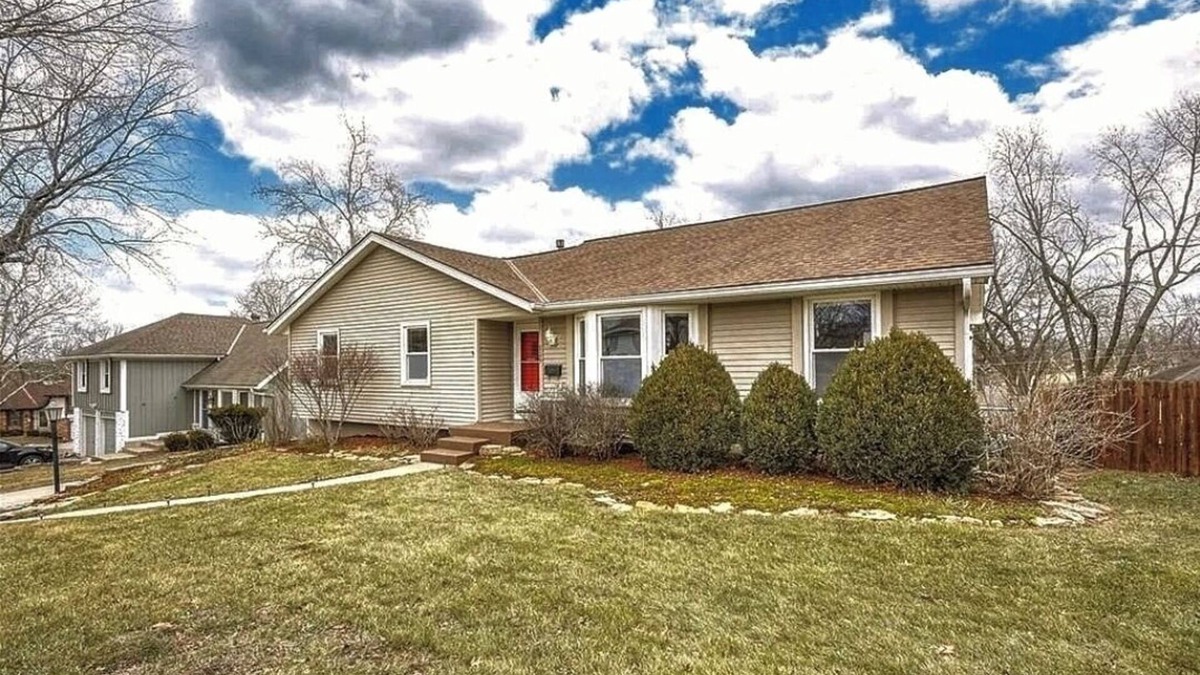 Lenexa House | 3-bedroom house in charming Lenexa Book now
