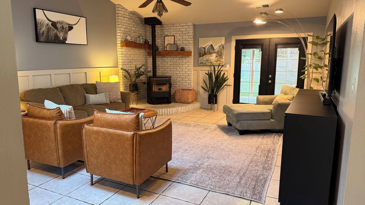 Farmington House | 3-bedroom house in fabulous Farmington with big backyard for hosting