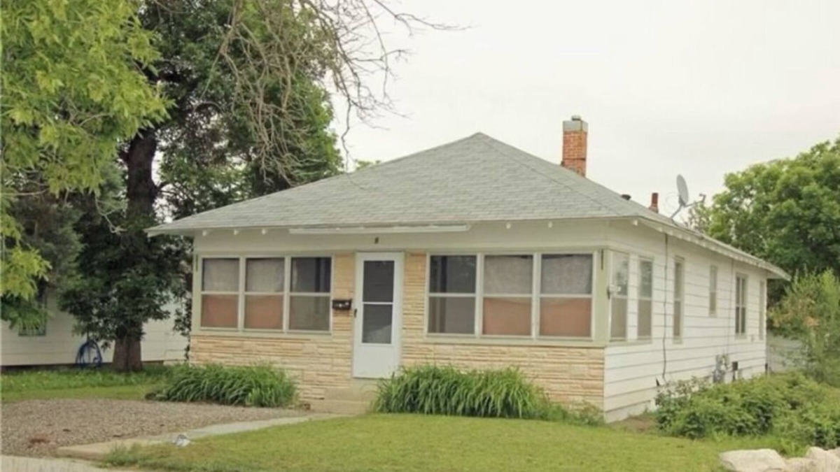 Laurel House | 3-bedroom house in Laurel with AC,conveniently located, parking, and more