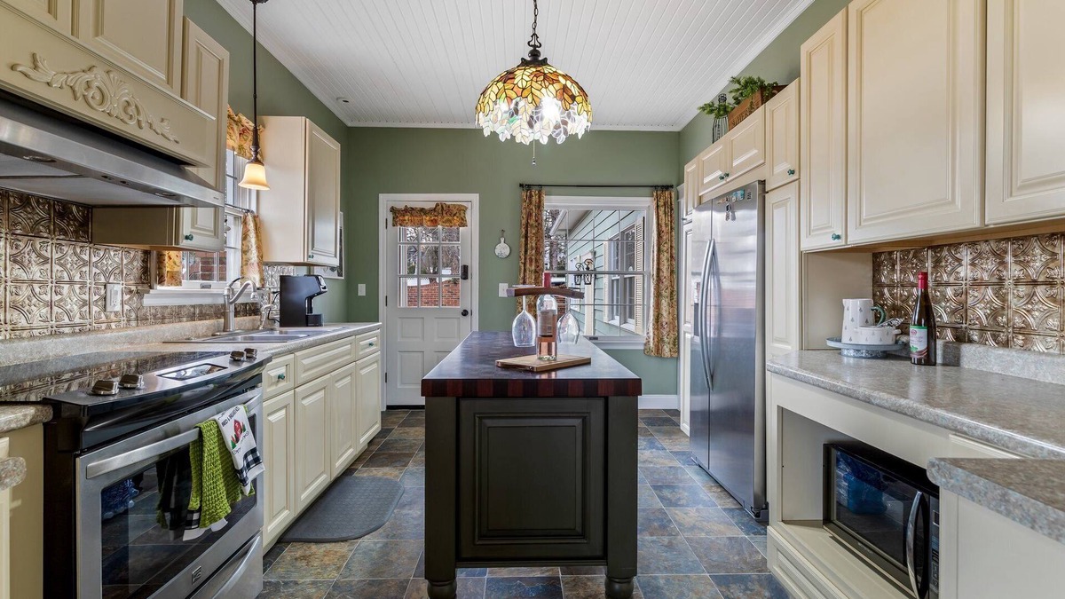 Farmington House | 3-bedroom house in nice downtown Farmington with AC, WiFi, nice outdoor spaces!