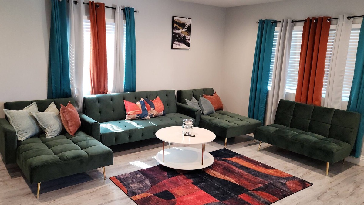 Los Angeles House | 3-bedroom House in brilliant LA, close to LAX, SOFI, HOLLYWOOD, and Downtown LA.
