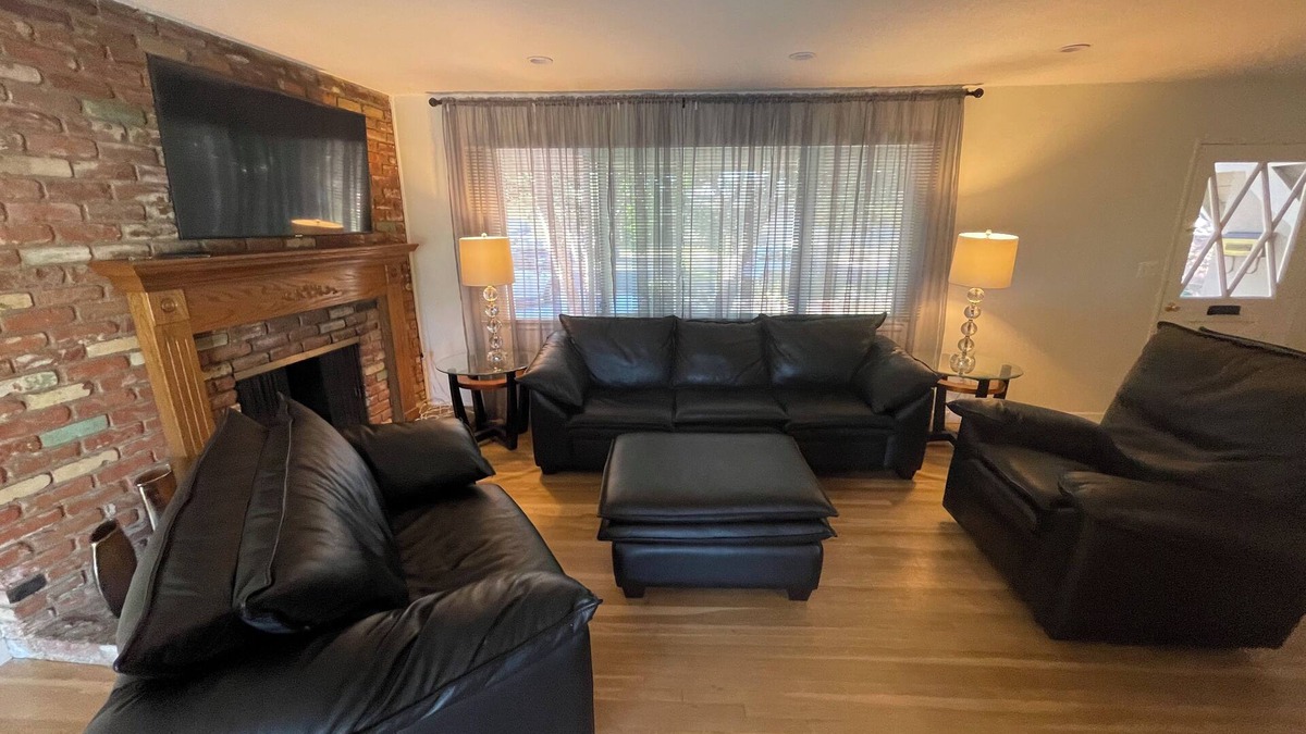 Granada Hills South House | 3-bedroom house in lovely Los Angeles with AC