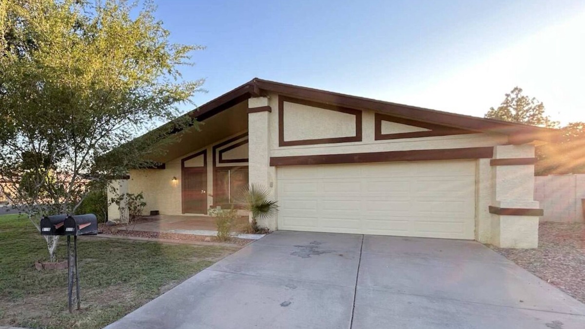 Manistee Ranch HOA House | 3-bedroom house in welcoming Glendale with WiFi, AC