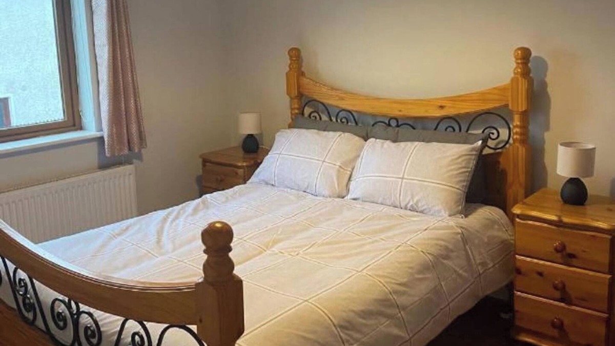 Dromahair House | 3 Bedroom House-Sleeps 5-Garden-Parking-Dromahaire