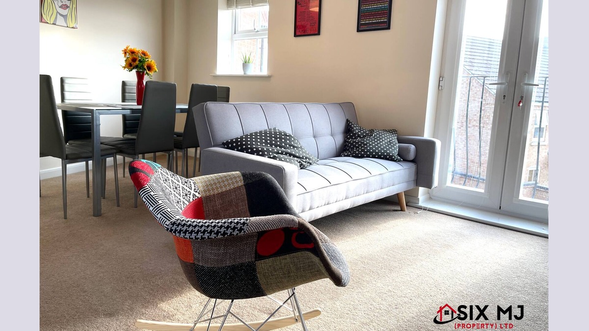 Higham Ferrers House | 3 bedroom house with private parking, near Rushden Lakes
