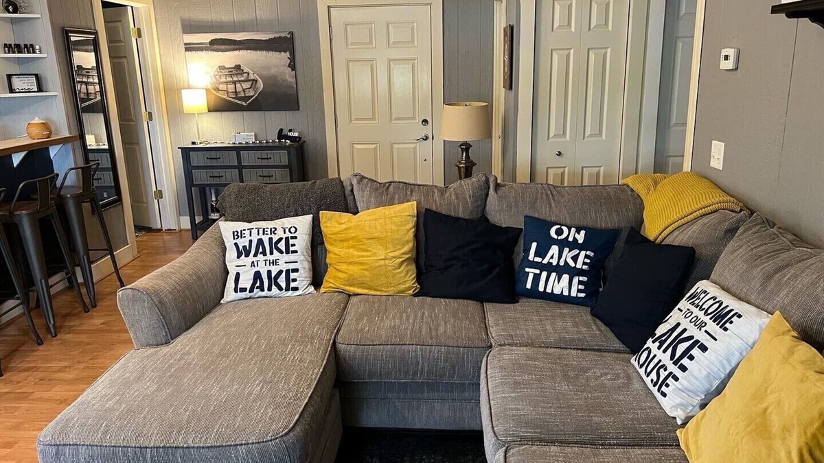 Montello House | 3 bedroom lake house & pool, only 35 min. to Wisconsin Dell and Cascade Mountain