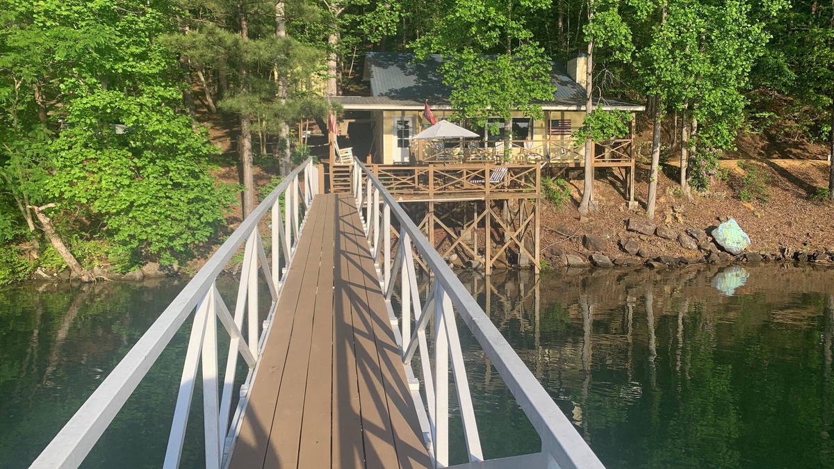 Arley Cottage | 3 bedroom Lakefront Cozy Cottage only a few steps to the lake! NO PETS!