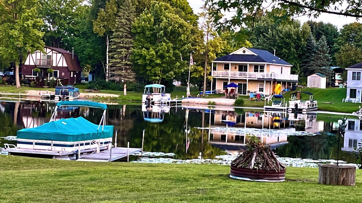 Gladwin House | 3-bedroom Lakehouse in tranquil Gladwin with AC, WiFi. Enjoy a peaceful getaway