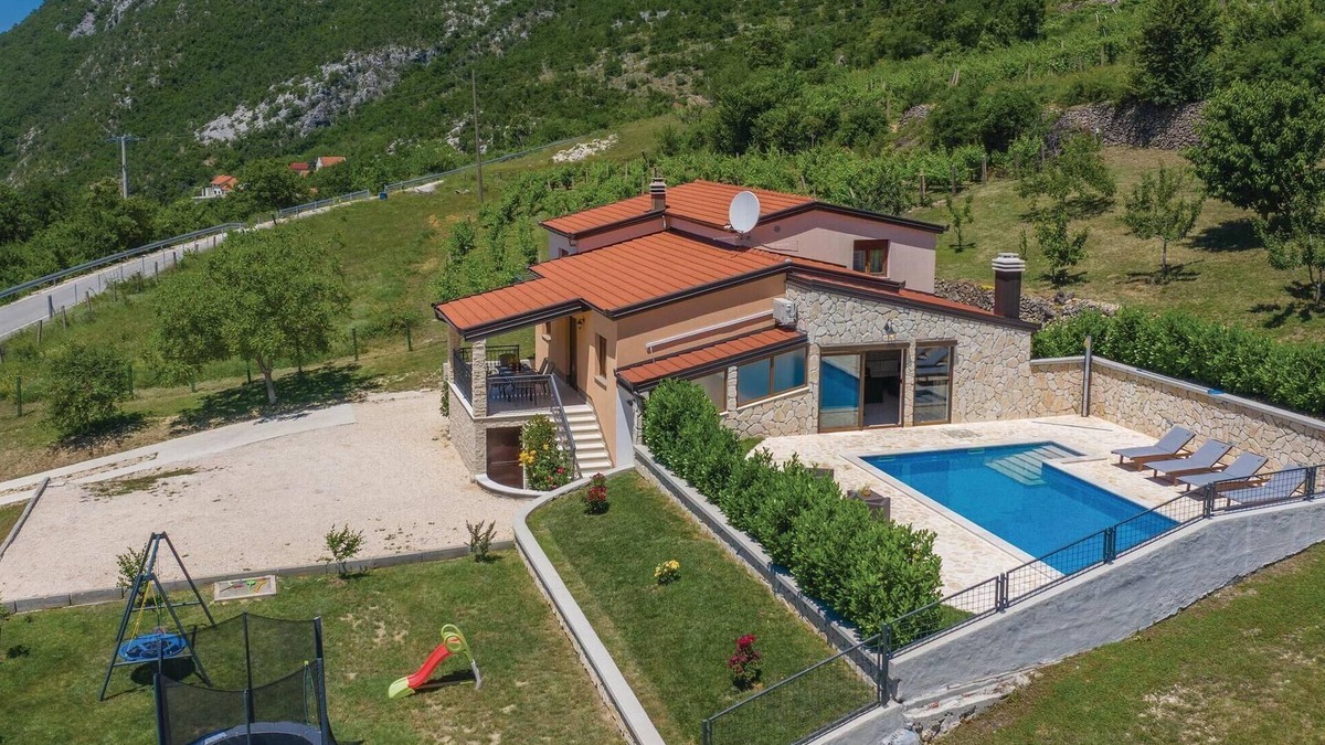 Prolozac House | 3 bedroom lovely home in Ricice