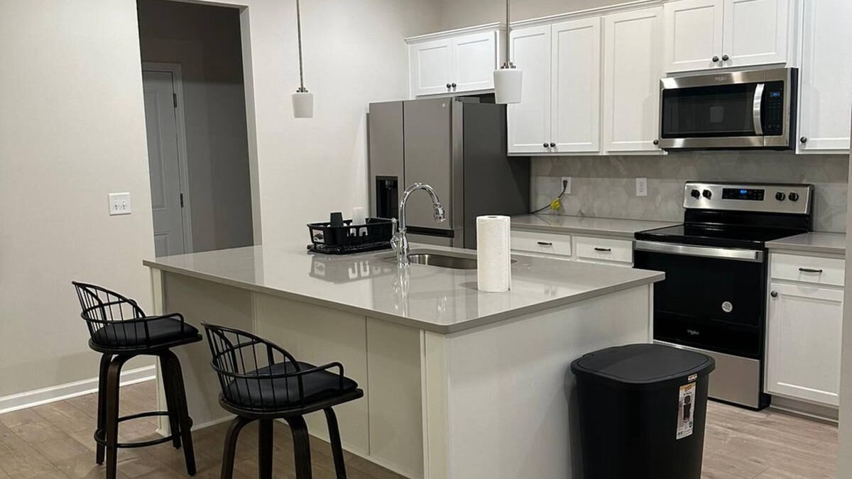 Antioch House | 3 bedroom Luxury House with AC,WiFi, free laundry and garage. Enjoy your stay