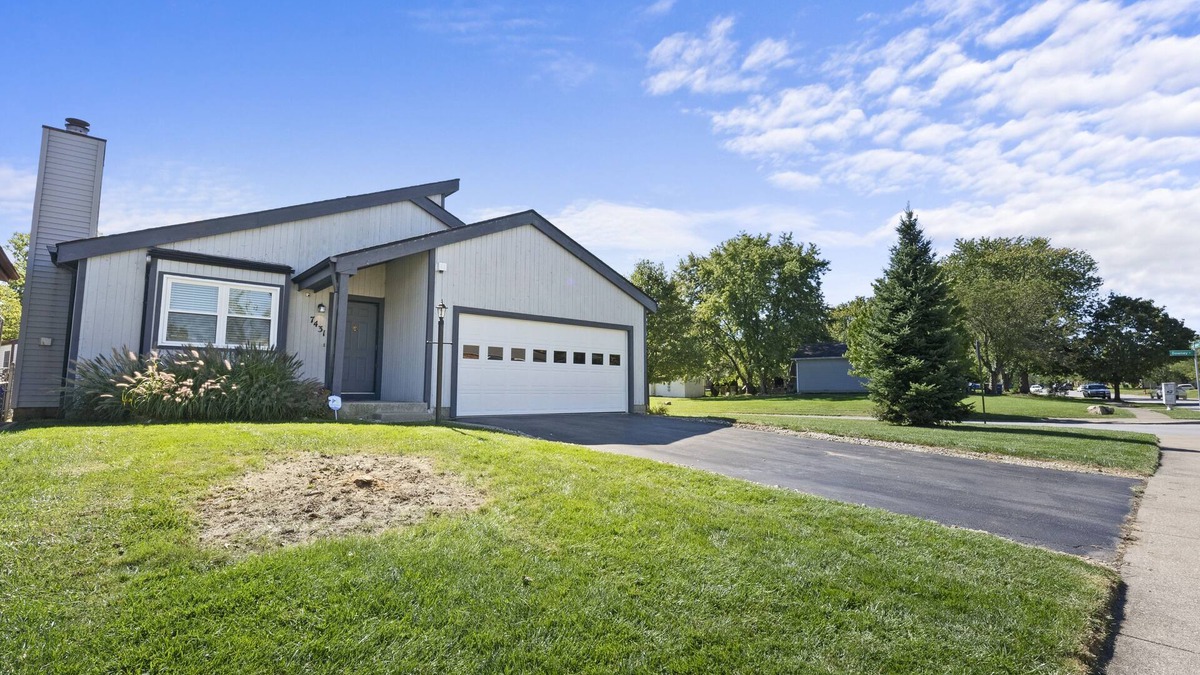 Columbus House | 3 Bedroom Ranch Home w/fenced back yard and deck.