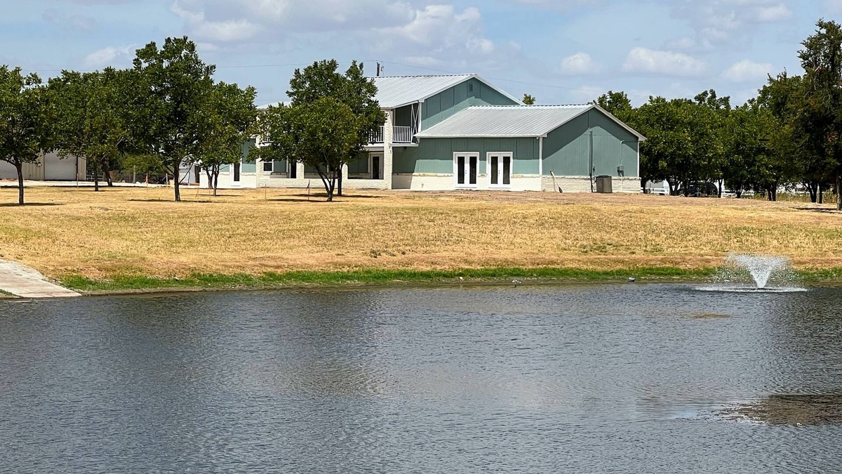 Rogers House | 3 Bedroom Ranch-house with a Private Lake. Swim/Fish/Kayak