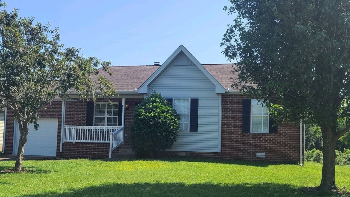 Old Hickory House | 3 bedroom ranch on the pond, close to Downtown & Old Hickory Lake. Pool.