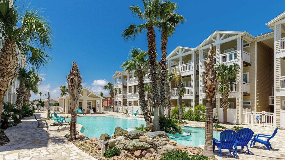 Corpus Christi House | 3 Bedroom | Resort Pool | Month Long Stays