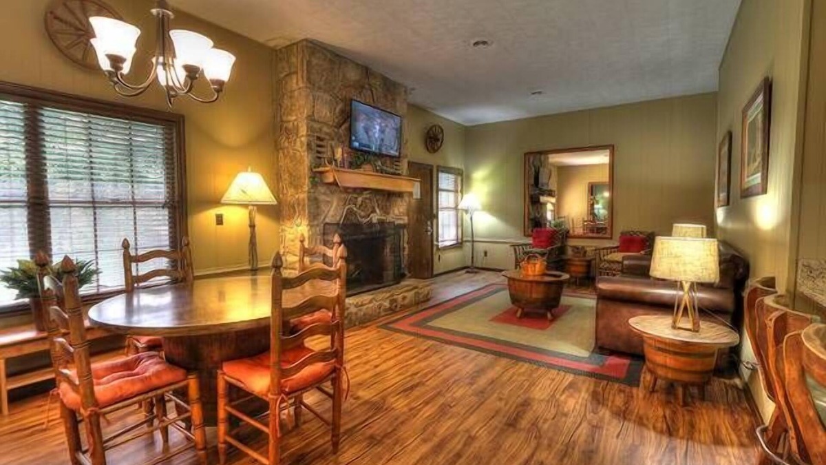 Pittman Center Cabin | 3 Bedroom Riverside Cabin minutes to Downtown Gatlinburg