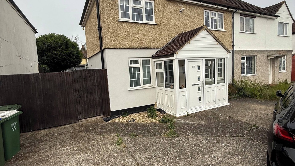 Brampton House | 3 bedroom spacious home Parking and WiFi sleeps 5