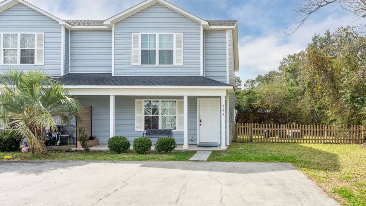 Wilmington House | 3 Bedroom Townhome, 5 Minutes to UNCW & Wrightsville beach