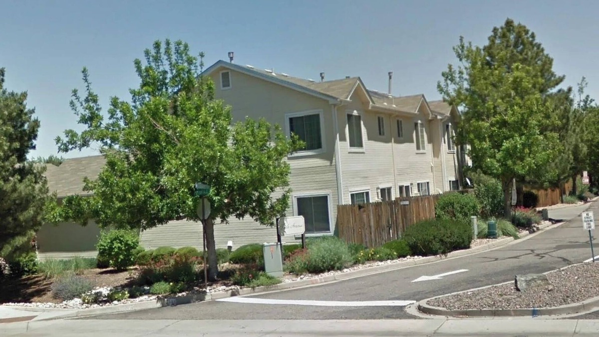 Aurora House | 3-bedroom townhome in charming Aurora with WiFi, AC. Unbeatable LocationBook now