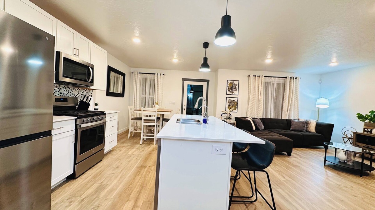 Magna House | 3-bedroom townhome in fantastic Magna with AC, WiFi. Enjoy your stay
