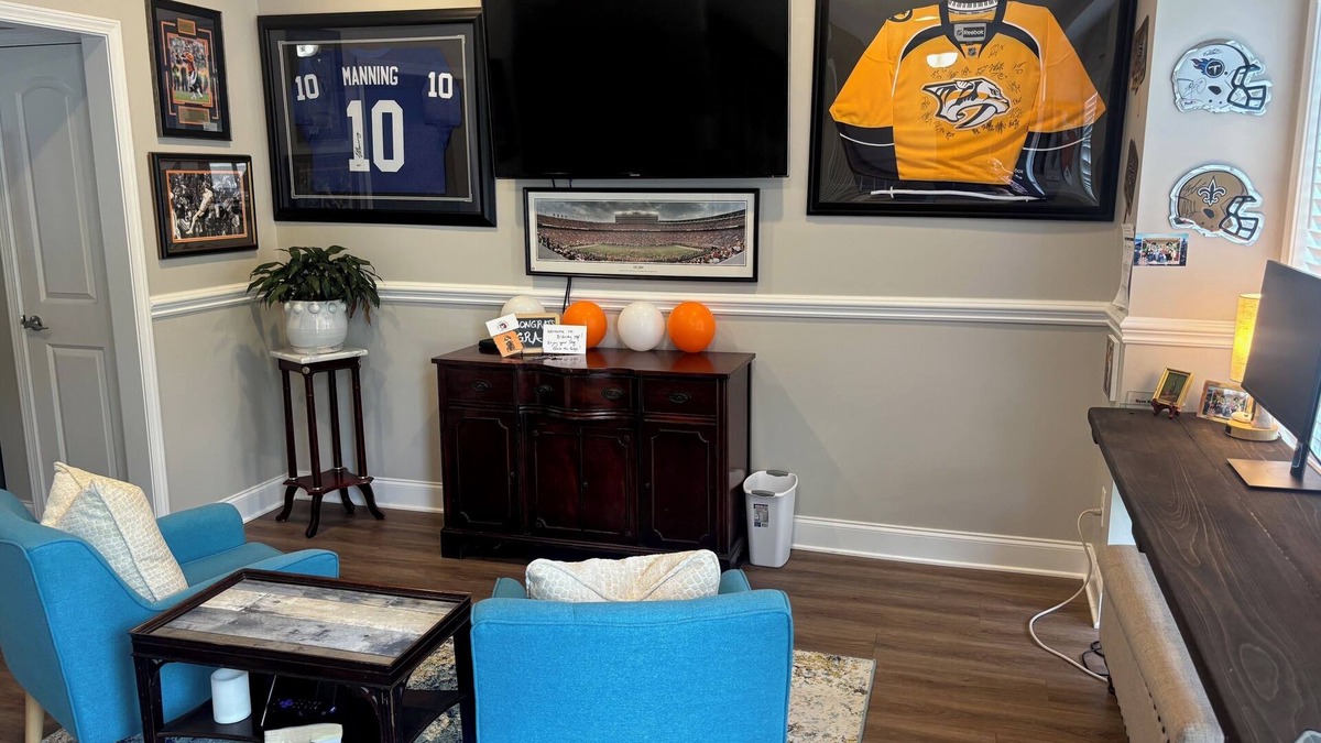 Knoxville House | 3-bedroom townhome ten minutes from UT campus three 55" tvs + private patio