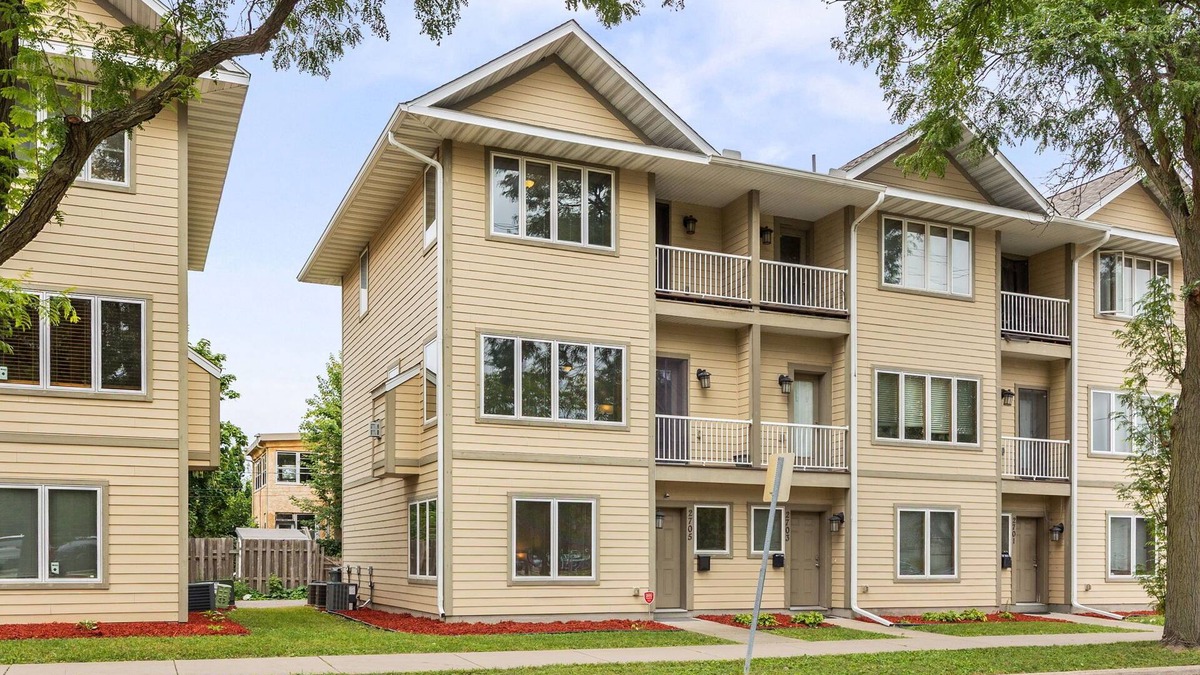 Longfellow House | 3-bedroom townhome with king beds two car attached garage two pull out couches