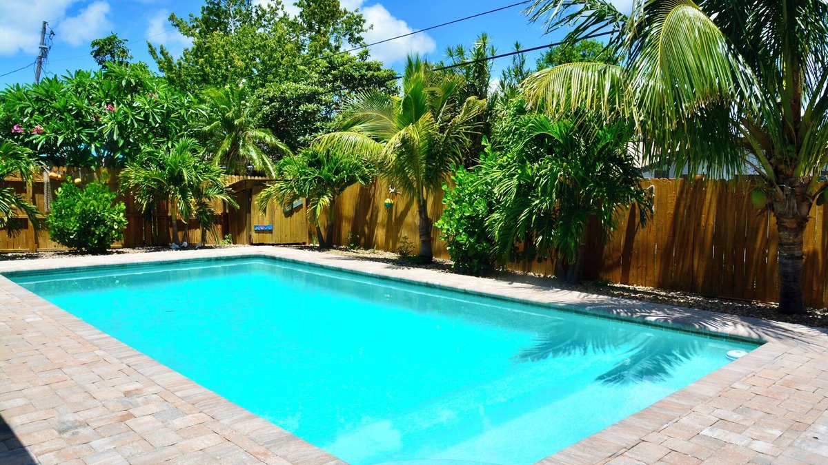 Vetter Isles Estates House | 3-bedroom tropical pool house,Near Cruise Terminals, Beaches, Disney, KSC