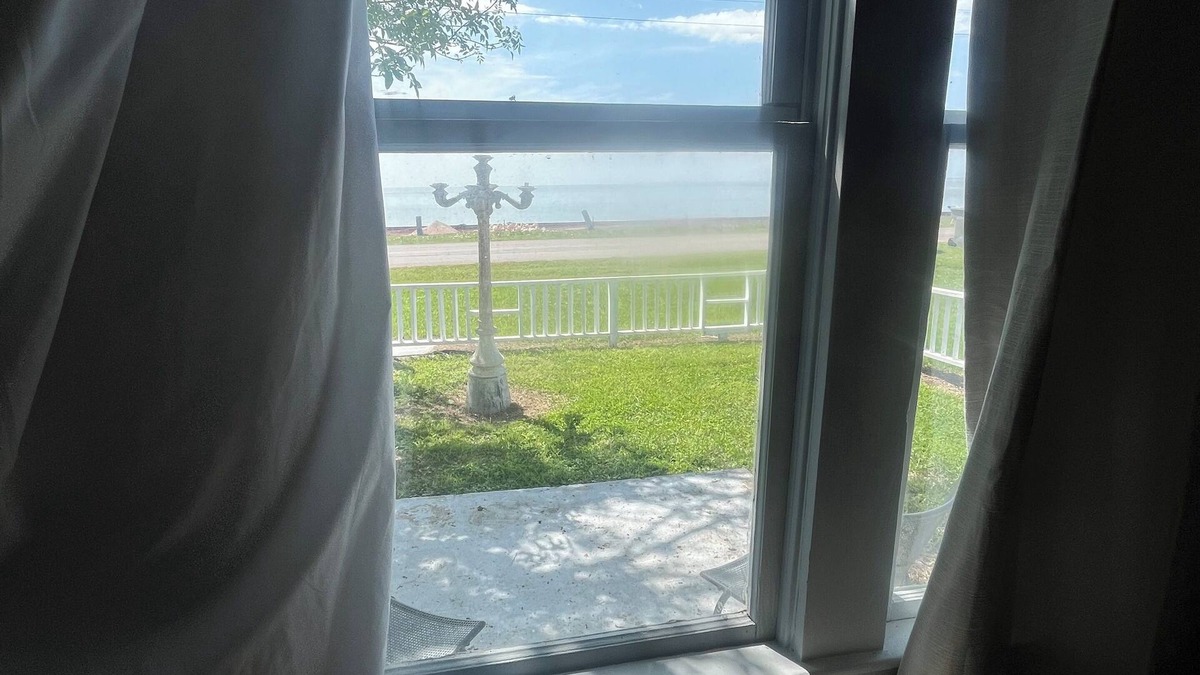Long Mott House | 3-bedroom updated fishing cabin on the bay in Seadrift with WiFi & Central AC
