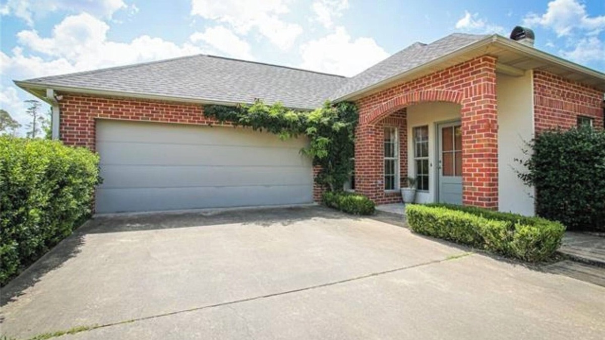 Lake Charles House | 3-bedroom vacation home steps to Prien Lake Park and 1.5 mile to Casinos.