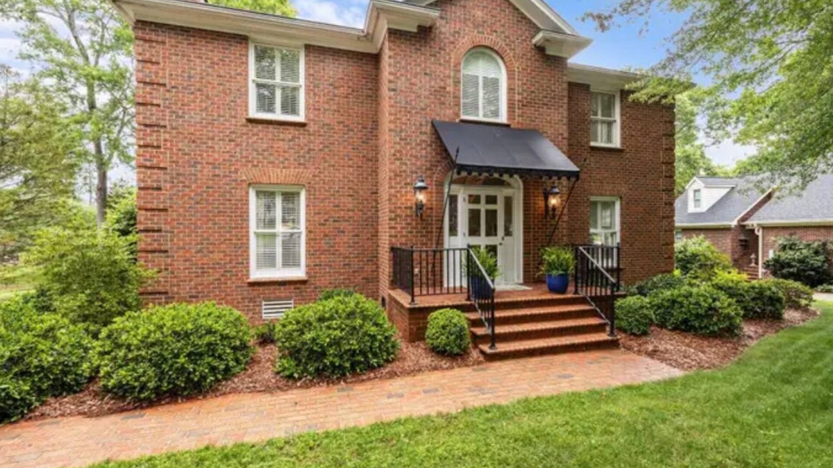 Burlington House | 3-bedroom, walking distance to Elon University