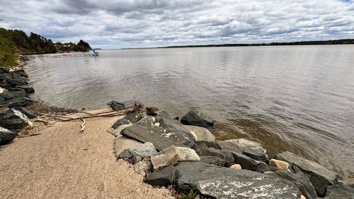 Russellville House | 3 Bedroom Waterfront bungalow on the banks of the Miramichi River