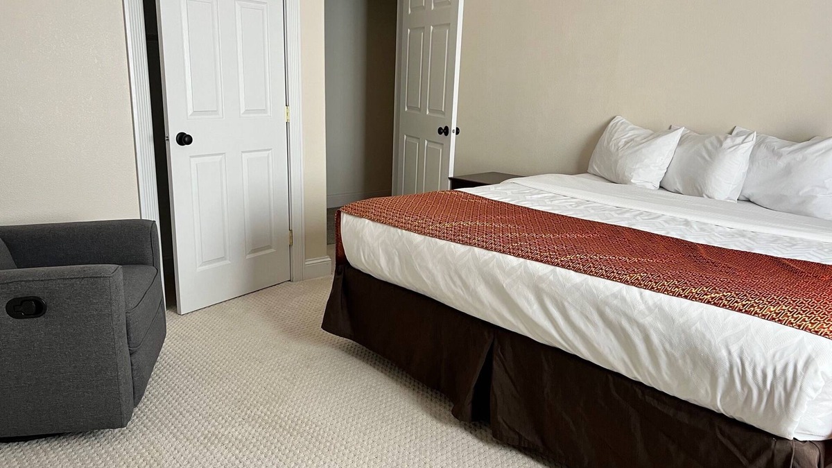Watford City Apartment | 3 Bedroom with Jacuzzi and daily breakfast!