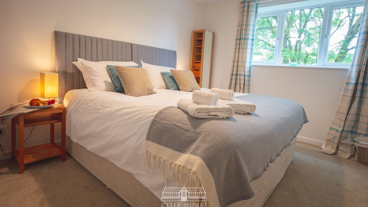 West Heslerton House | 3 bedroomed holiday cottages, with and indoor pool access, that sleeps 6, with two off road car park