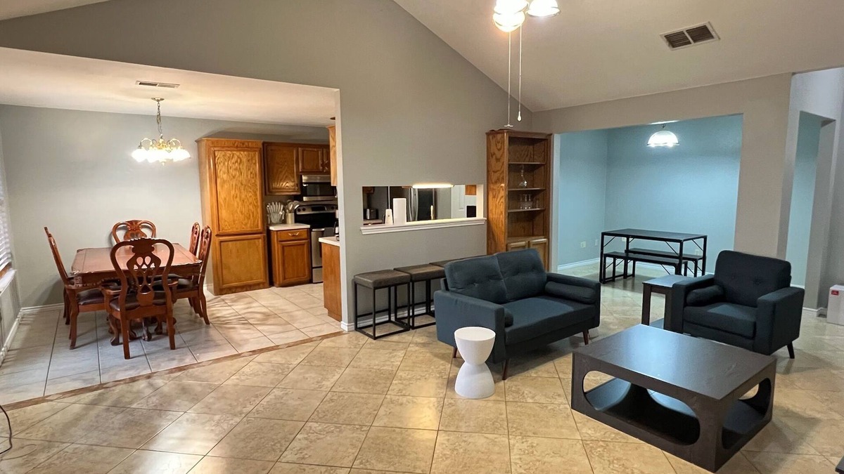 Calallen House | 3 BEDROOMS 2 BATHS W/LARGE BACK YARD & PET FRIENDLY IN CALALLEN!
