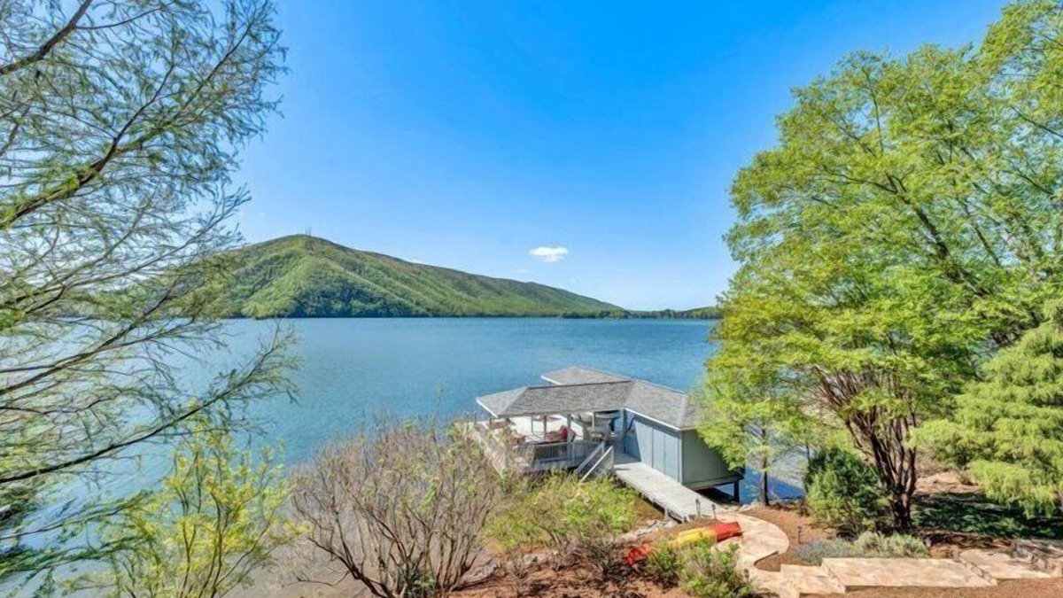 Huddleston House | 3 Bedrooms, 2 Flex Rooms, 4½ Bathrooms! Beautiful lakefront home with wide water and mountain view