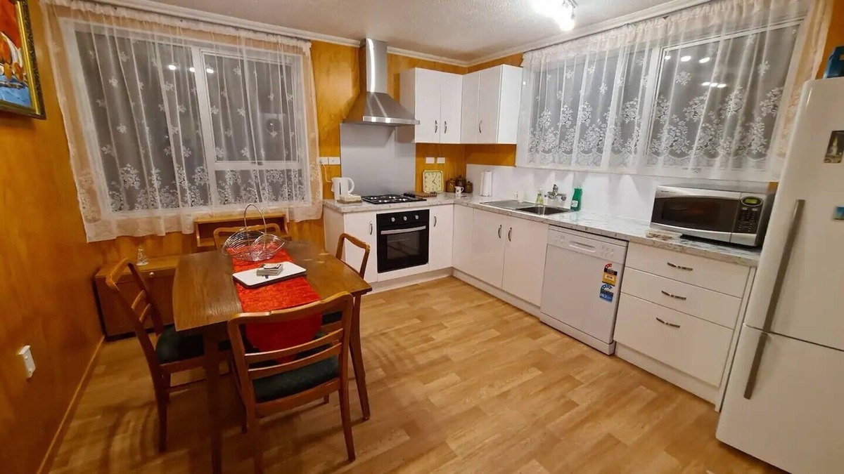 Christchurch House | 3 bedrooms in Redwood/Casebrook