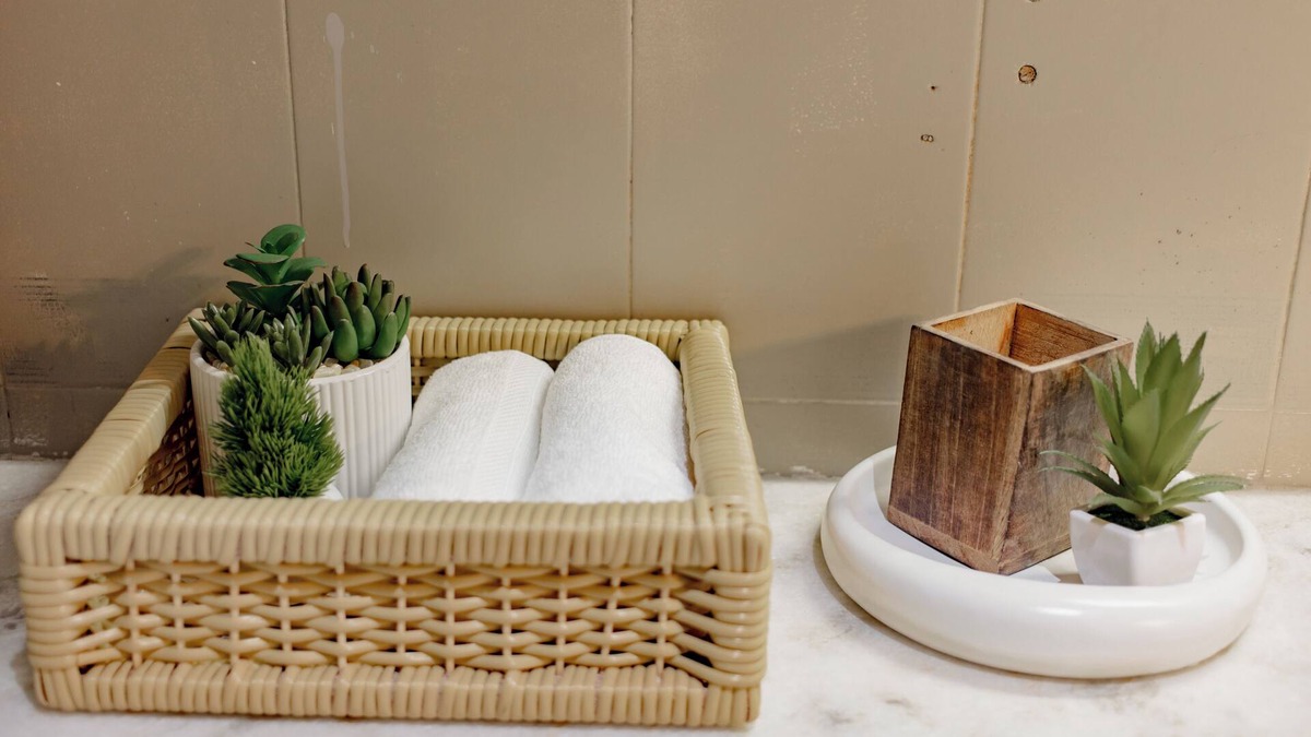 Hauz Khas Village Apartment | 3 BHK Gem by Hauz Khas Fort with WiFi, AC in lovely New Delhi