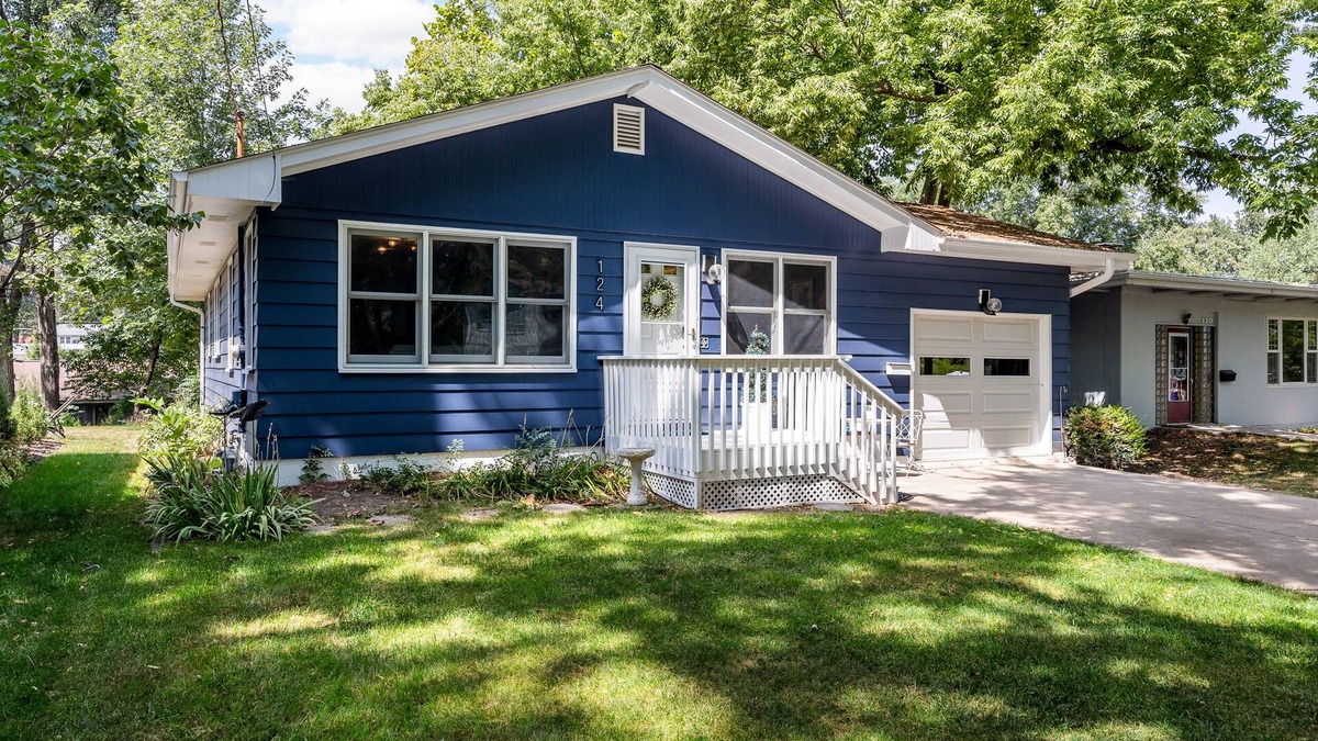 University Heights House | 3 blocks from the University of Iowa Kinnick Stadium & Hospital