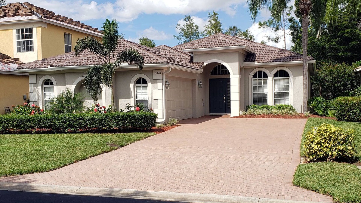 Colonial Oaks House | 3 BR, 2 Bath W/Community Pool & Exercise Rm Located In A Quiet Gated Community