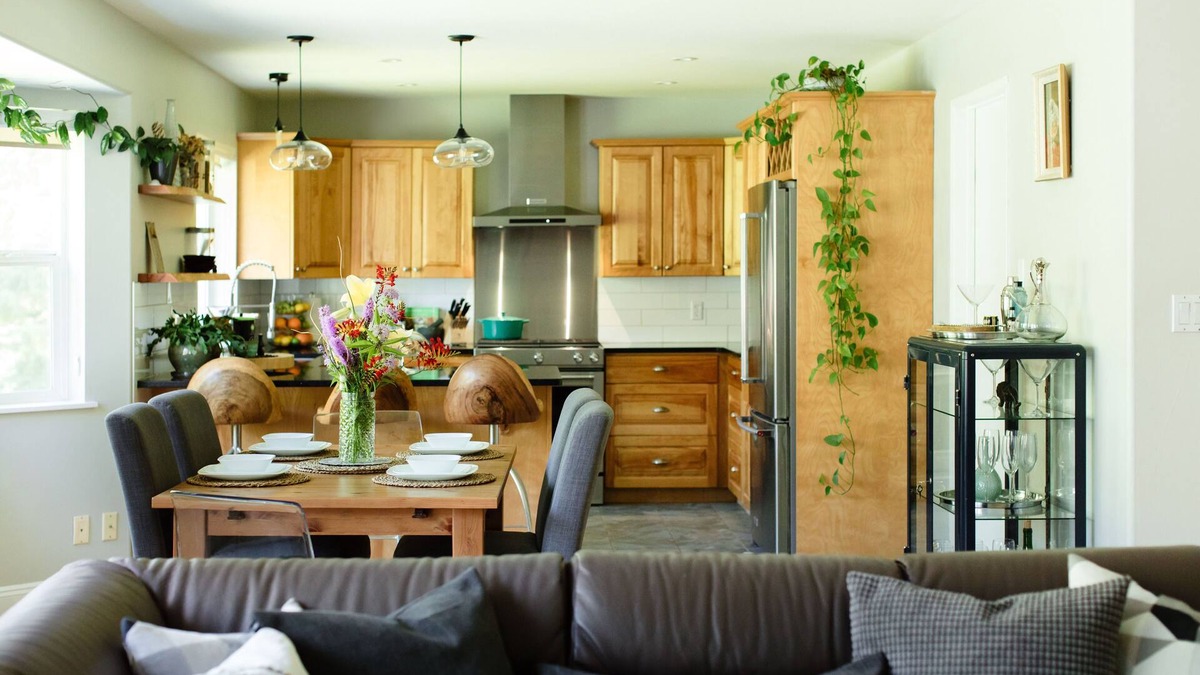 Slocan Park House | 3 BR 2 bath w/HOT TUB on private mountain view balcony & AC.