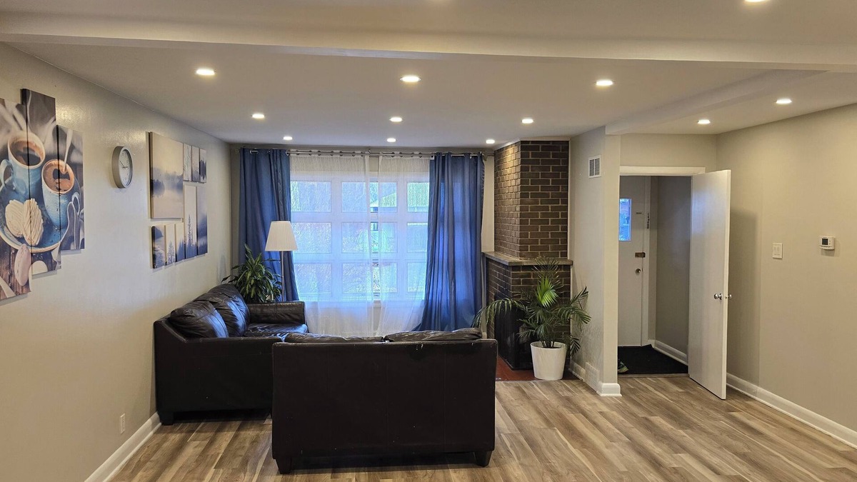 Ottawa Division House | 3 BR Bungalow Central West near Carlingwood Mall and Westboro
