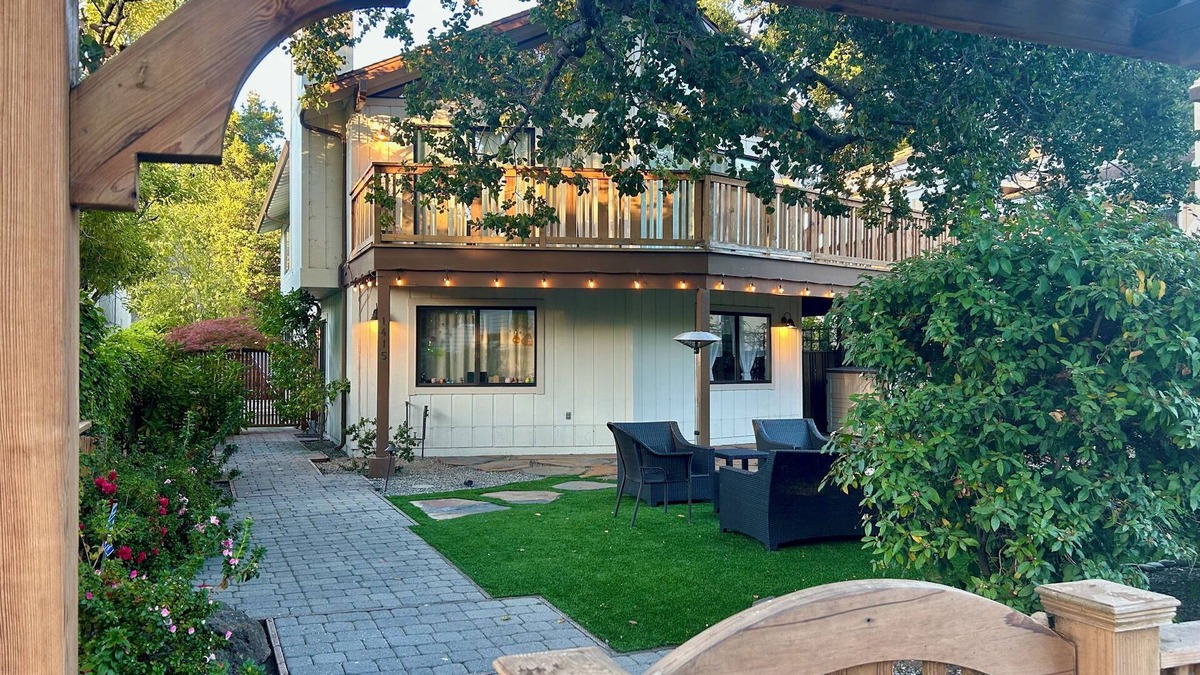 Old Palo Alto House | 3 BR Home near Stanford Facebook Amazon walk to downtown Palo Alto