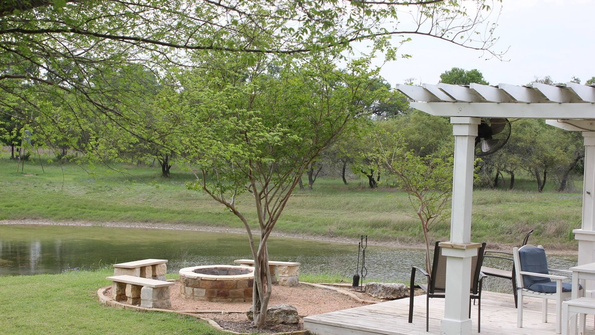 Austin House | 3 Detached Suites With Private Baths & AC, 5 King beds, Acreage, Pond, Firepit