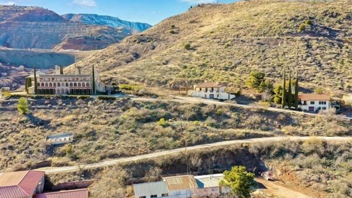 Jerome House | 3 Historic Houses | Sleeps 33 | Close to Sedona
