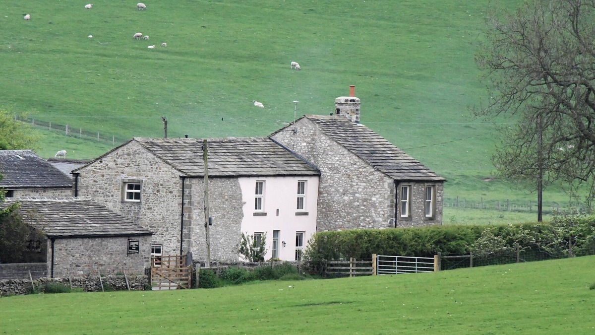 Skipton Cottage | 3 HULL HOUSE COTTAGE, pet friendly, with a garden in Hellifield