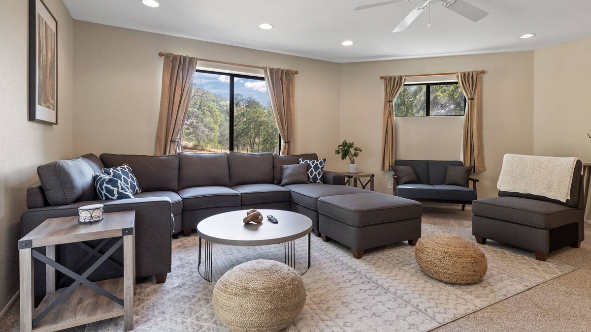 Three Rivers House | ✨ 3-King Beds/HotTub/EV Charger/Mountain View/Walk to River & Dining